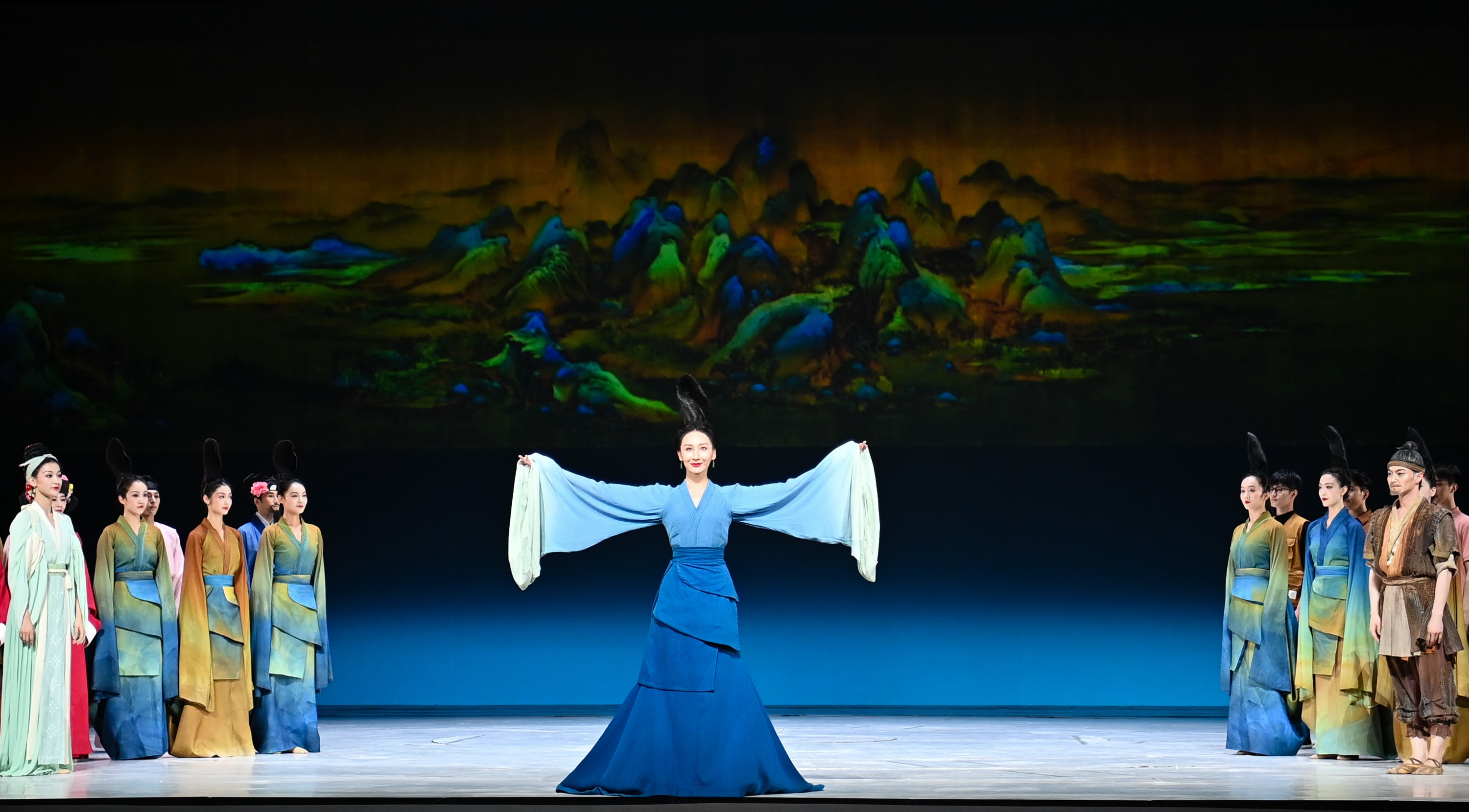 2023年7月20日，中國東方演藝集團演員在烏魯木齊文化中心大劇院表演舞蹈詩劇《只此青綠》。新華社記者 李響 攝
