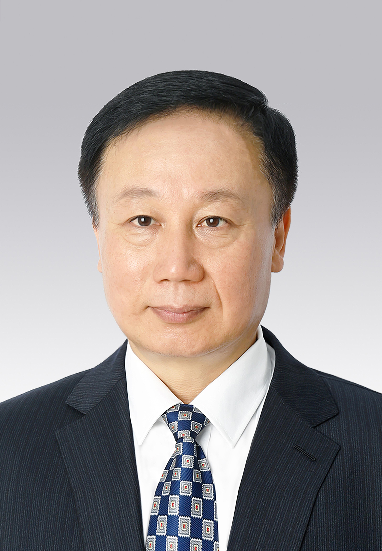 馬宏偉，男，滿族，1969年4月生，研究生學(xué)歷，中共黨員，現(xiàn)任人民日?qǐng)?bào)社副總編輯。