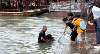 游客意外落水，大爺毫不猶豫跳水救人